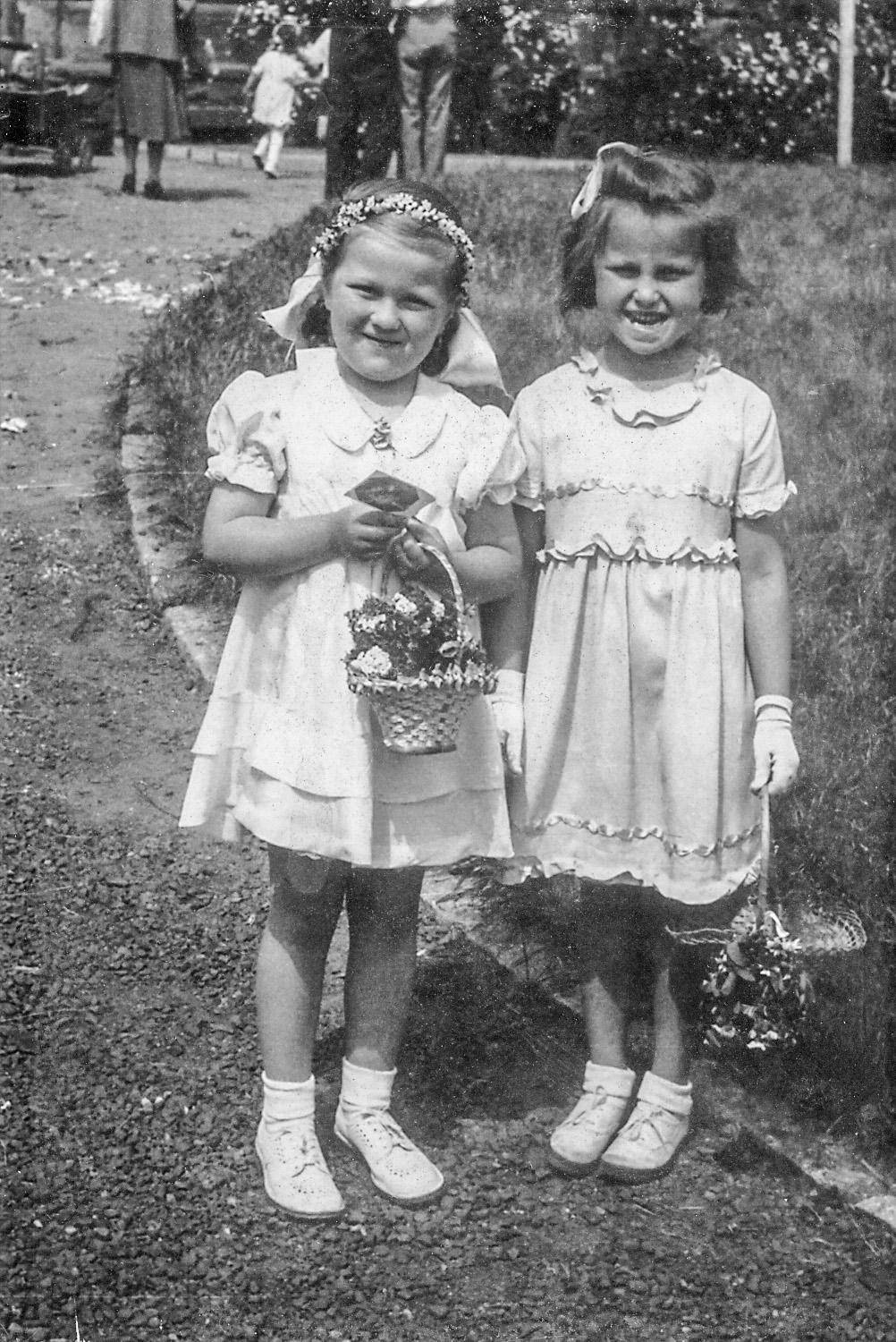 Dívky s květinami o Božím těle v Říčanech, rok patrně 1951<BR>Foto: archiv V. Pecháčkové a K. Nezbedové<BR>